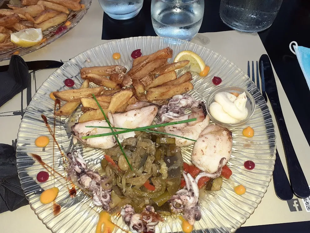 Calamars À la Plancha Petit Légumes de Saison Et Frites Maison